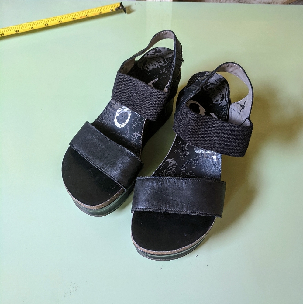 Comfortable 2.5in" leather strapped wedges